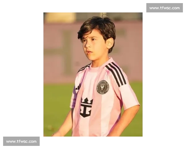 梅西萌娃力荐发带造型！长发飘逸成赛场新焦点